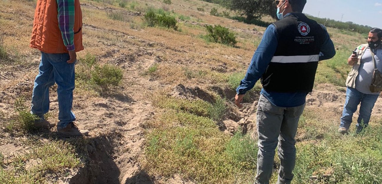 La dirección de Desarrollo Rural y Agropecuario, atendió el reporte de la aparición de una grieta en una parcela ubicada en el ejido Soledad.