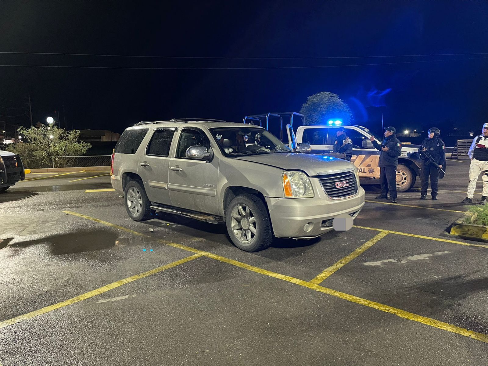 Seguridad Pública de Soledad, informa el aseguramiento de una camioneta en cuyo interior había cargadores para arma larga así como cartuchos útiles.