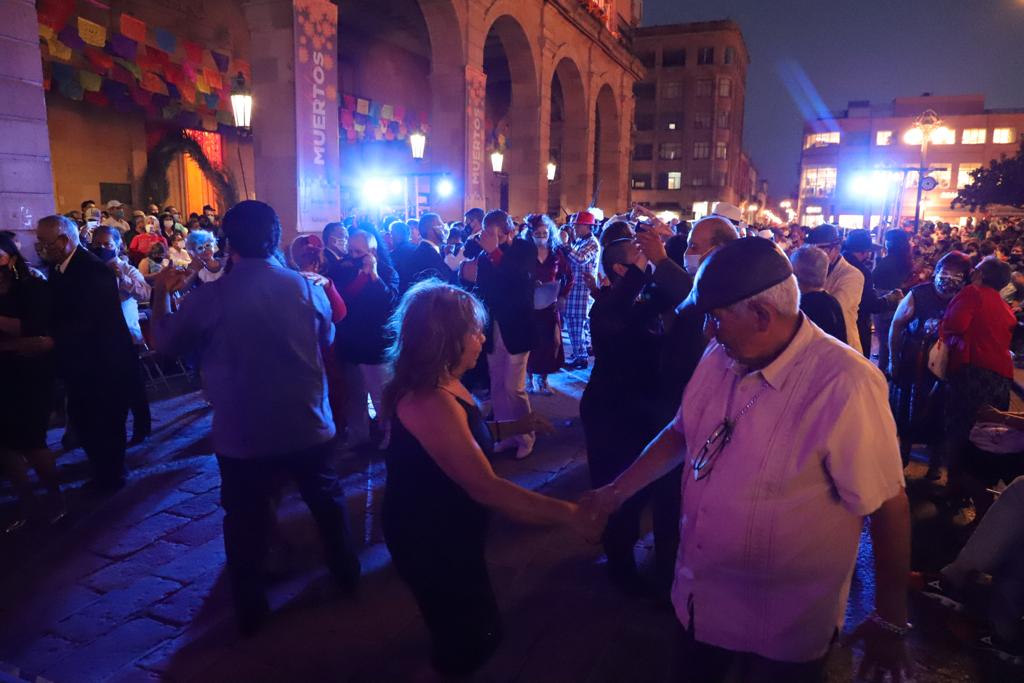 Ante miles de espectadores, y bailadores del Danzón, el Alcalde de la Capital, Enrique Galindo, dio el arranque oficial al tradicional Viernes de Danzón