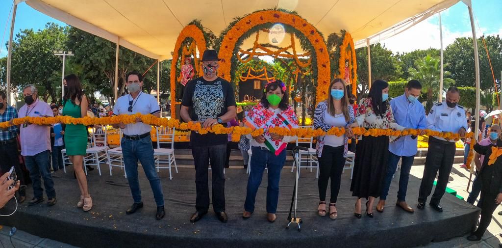 ALCALDESA DE SOLEDAD DE GRACIANO SÁNCHEZ INAUGURA MONUMENTAL ALTAR DE MUERTOS