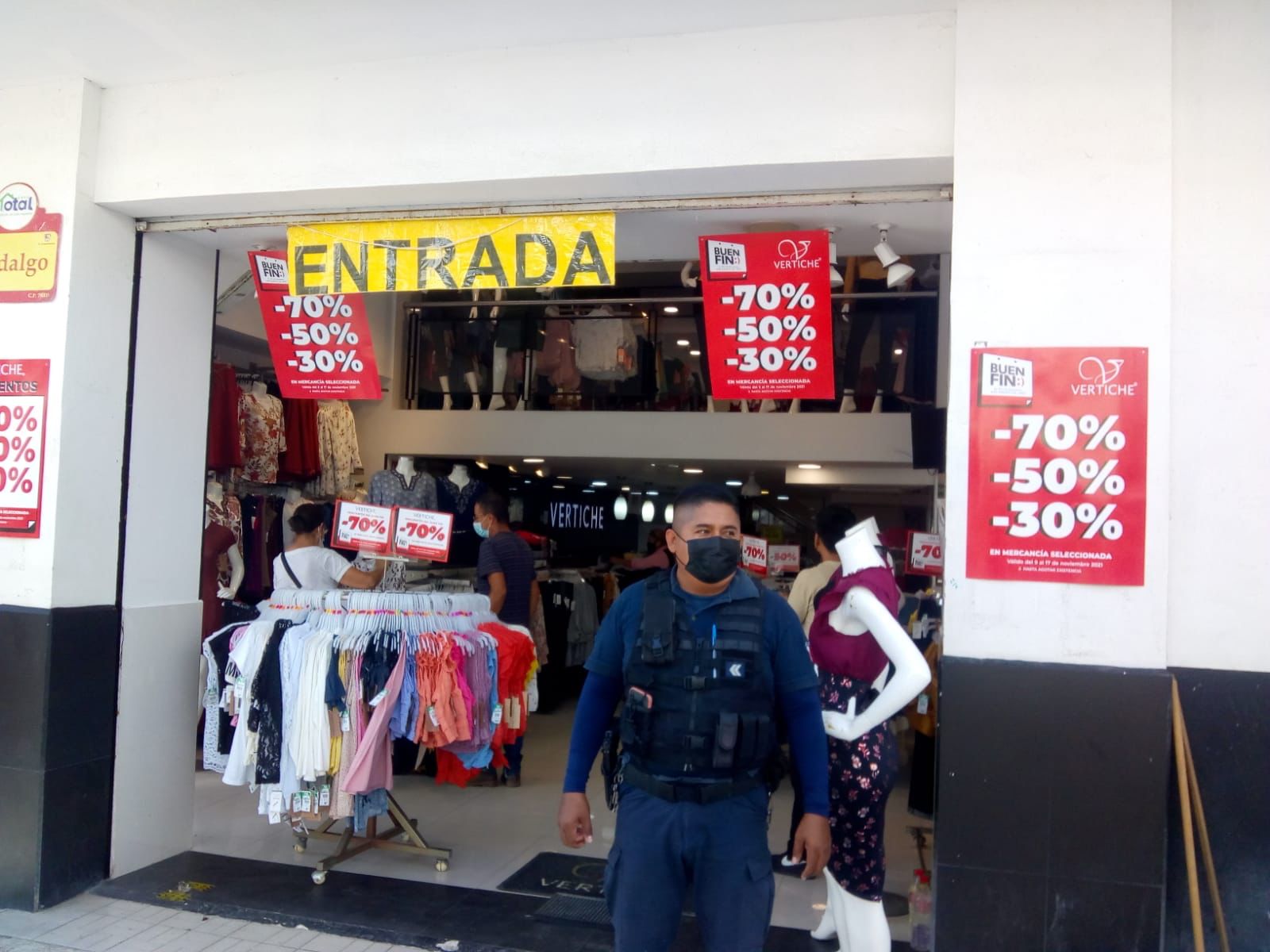 Policías Estatales realizan acciones de prevención del delito en lugares donde se ubican los centros comerciales y locales de la zona centro