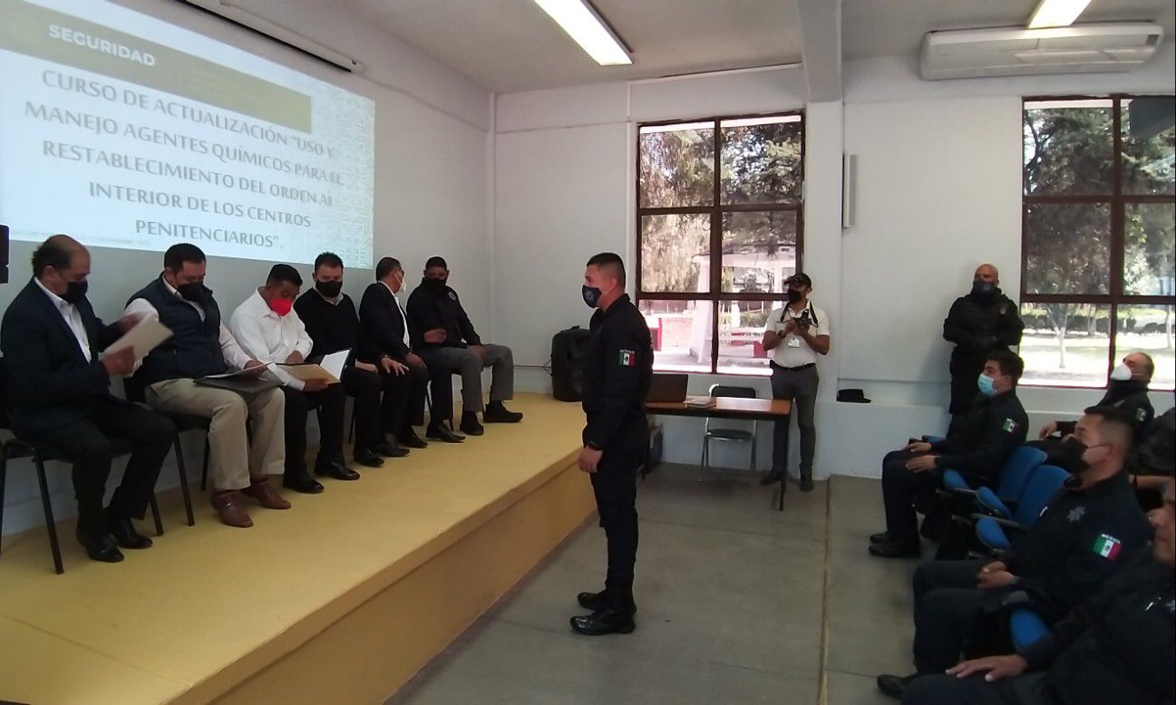 La entrega de constancias a los participantes del curso “Uso y manejo de agentes químicos para el restablecimiento del orden al interior de los centros penitenciarios”. 