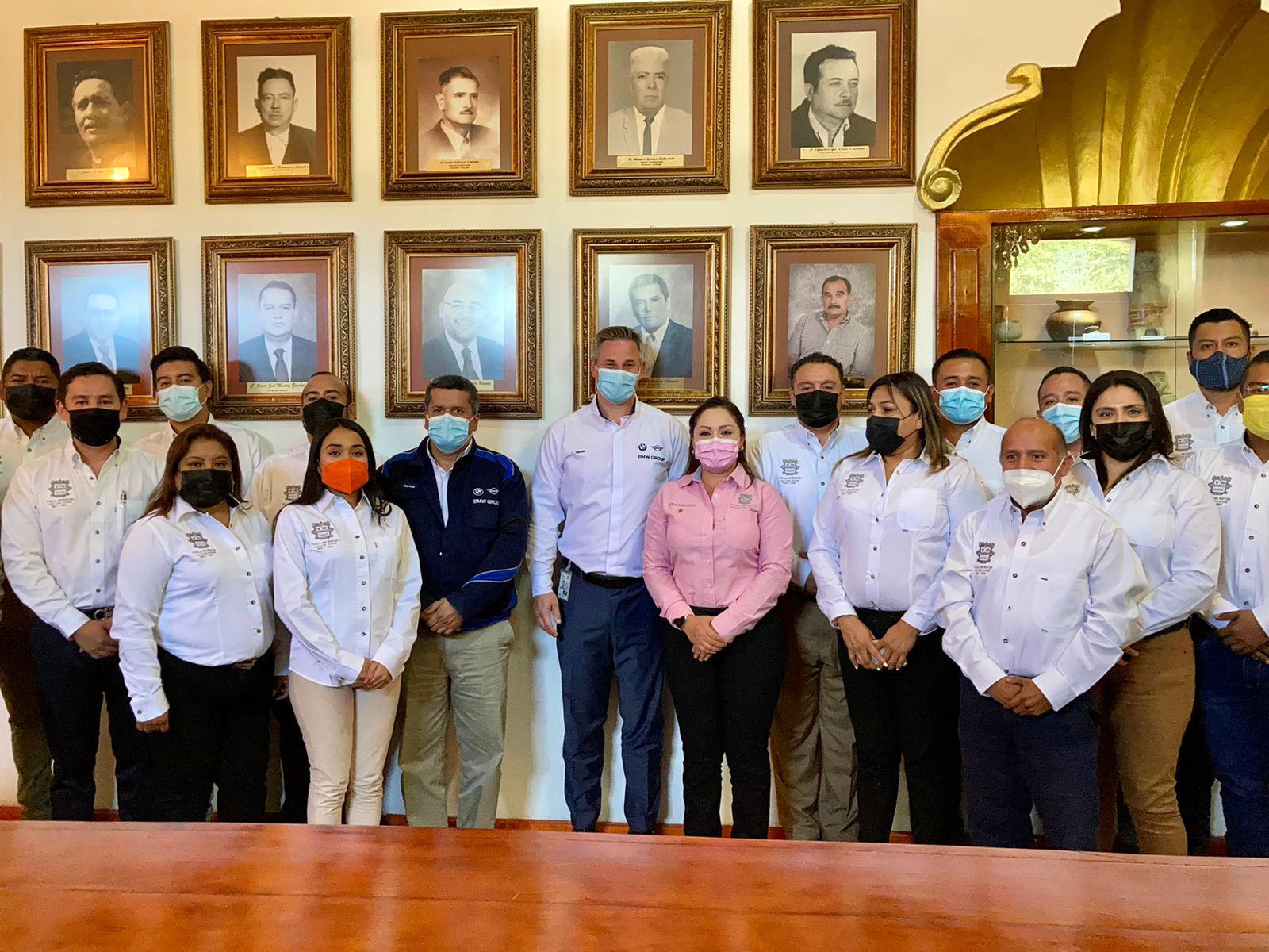 Érika Briones Pérez recibió al presidente CEO de BMW, Harald Gottsche y al director de Relaciones Gubernamentales, Carlos Gutiérrez.