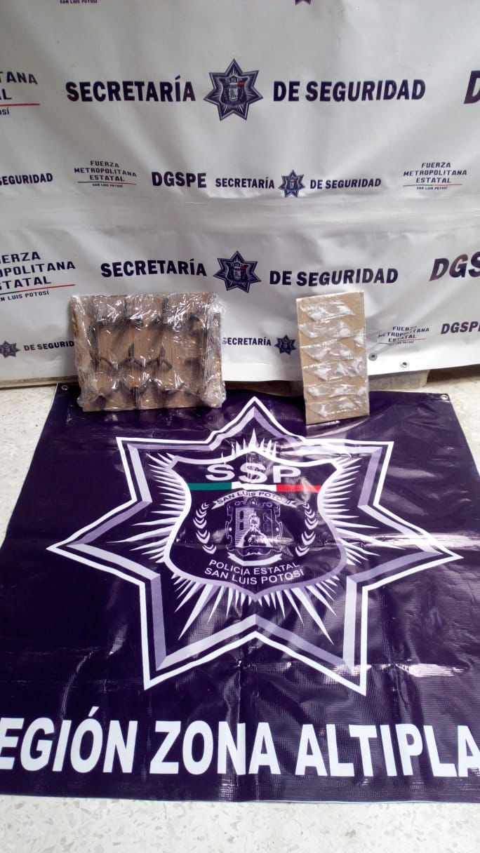 Policías Estatales y personal de la Secretaría de la Defensa Nacional, una camioneta fue asegurada con varias dosis de droga y artefactos “poncha llantas”.