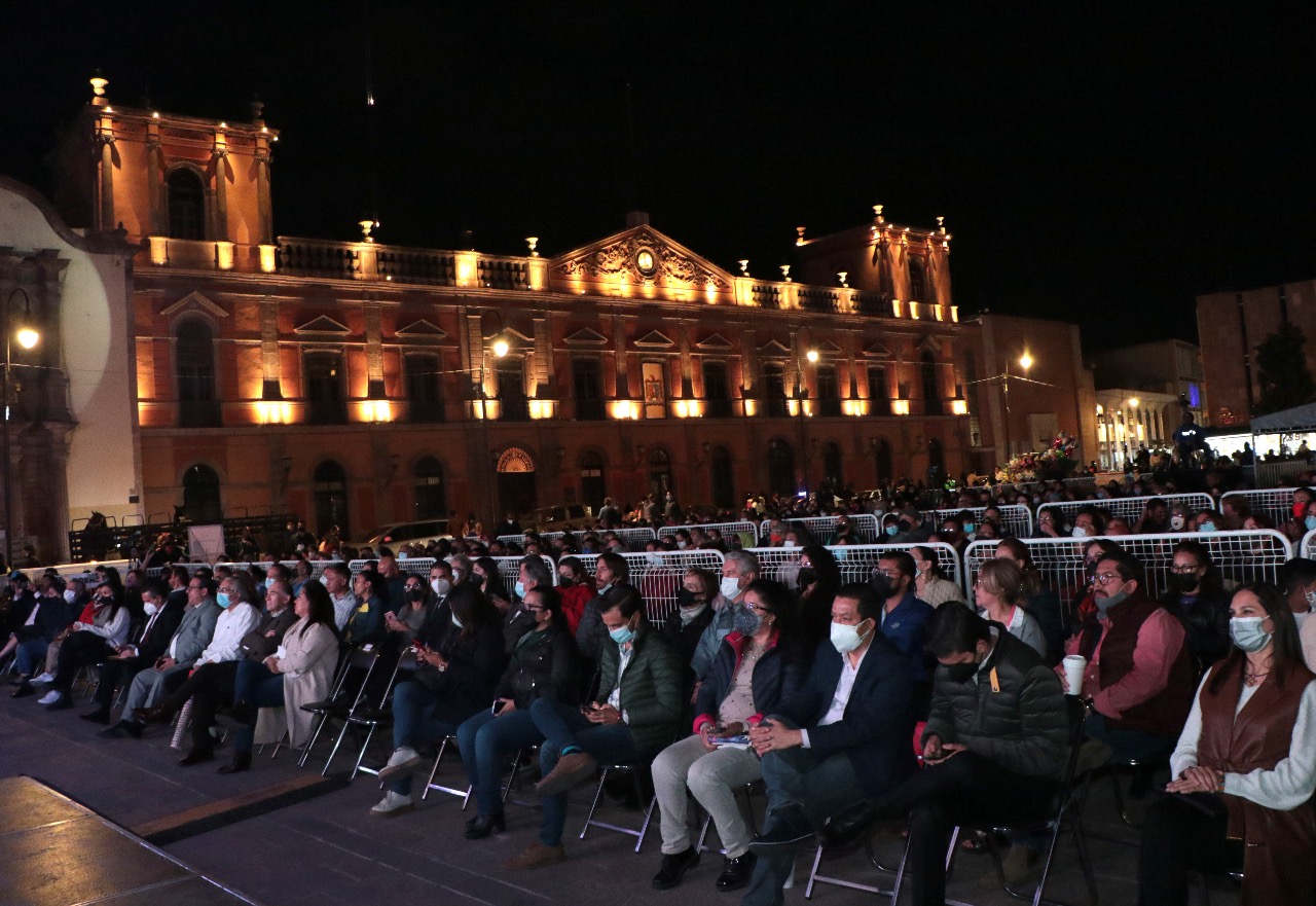 Tania Libertad brilló en su presentación ante miles de potosinos reunidos en la Plaza Fundadores; su imponente voz sigue manteniendo la fuerza