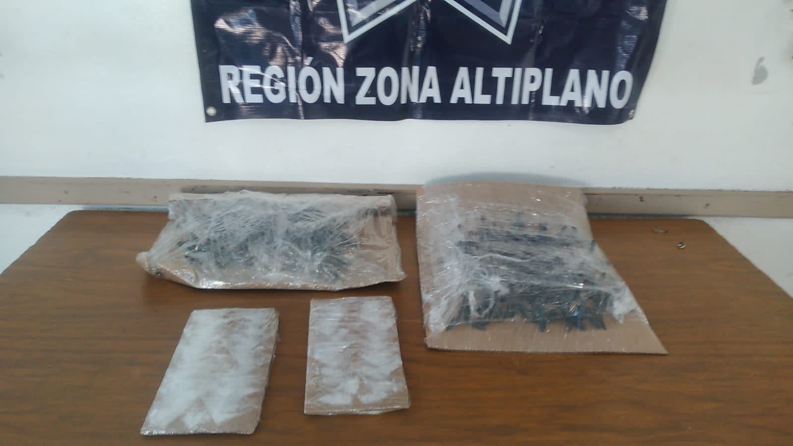 EN OPERATIVO DE COORDINACIÓN, SE INCAUTAN VEHÍCULOS, DROGA Y ARTEFACTOS METÁLICOS “PONCHA LLANTAS”