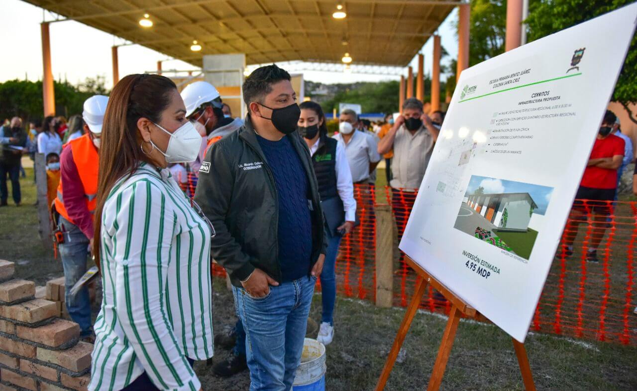 Ricardo Gallardo entregó certificados de alfabetización a cerritenses , por parte del Instituto Estatal de Educación para Adultos.