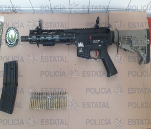 Policía Estatal efectuaron la detención de dos masculinos por los probables delitos de portación de arma de fuego y droga