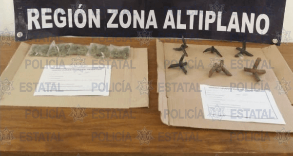 Policías Estatales aseguraron una motocicleta abandonada con droga y varios objetos metálicos conocidos como poncha llantas.