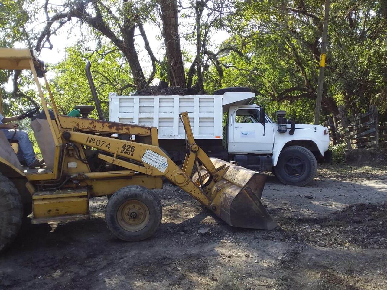 JEC lleva a cabo obras de mantenimiento en caminos de la zona Huasteca, que demandan la conservación para que sea segura