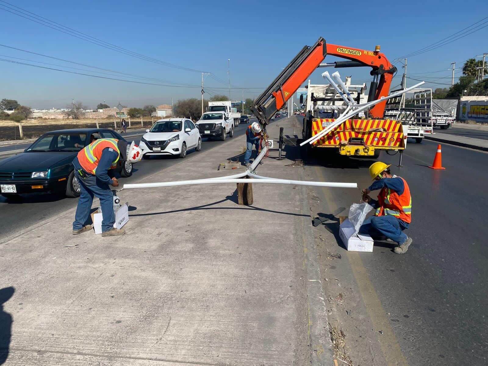 Se dio arranque a la renovación del sistema de alumbrado público a lo largo de los 45 kilómetros que integran esta vialidad.