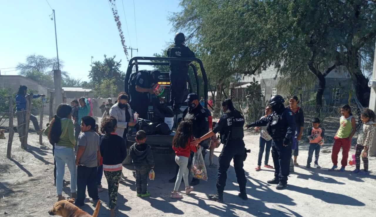 En el marco de la celebración del Día de Reyes, Policías Estatales acudieron a diferentes localidades de la región para repartir juguetes