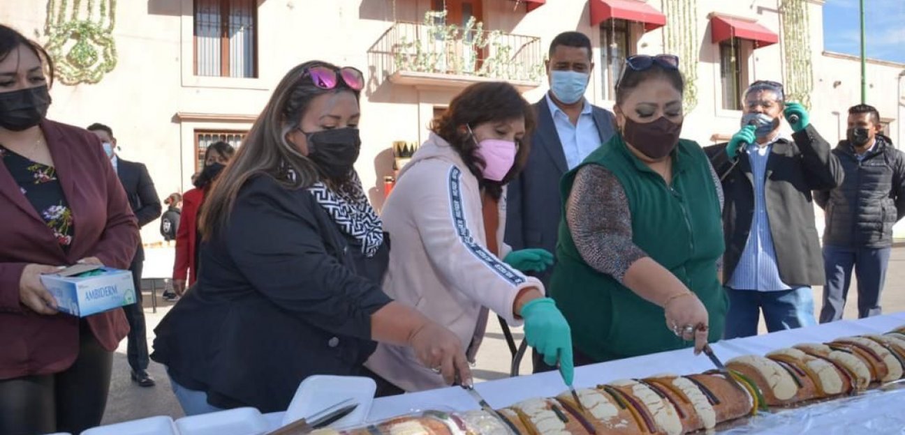 Soledad de Graciano Sánchez realizó este jueves el corte de la tradicional monumental Rosca de Reyes en la Plaza Principal del municipio.