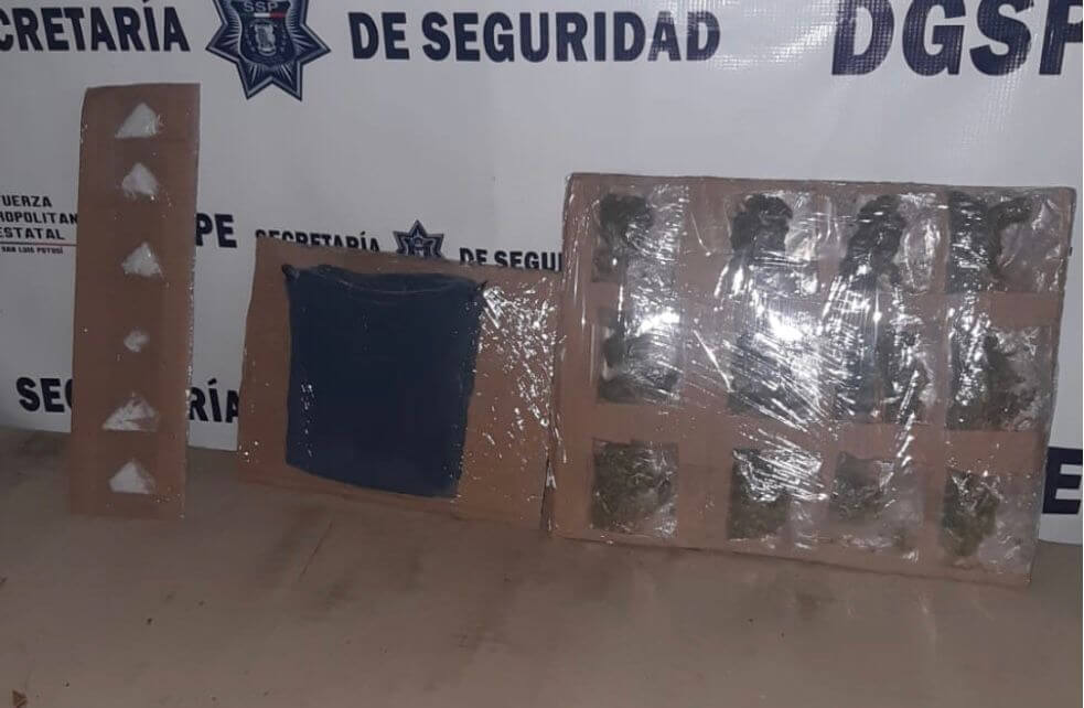 Dos presuntos narcomenudistas y un vehículo abandonado con artefactos metálicos conocidos como “poncha llantas” fueron asegurados