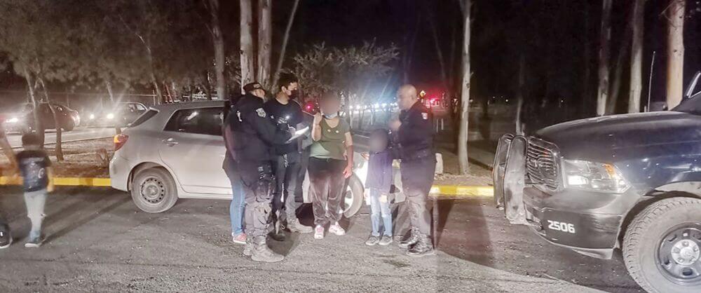 Estatales que se encontraban en el Parque Tangamanga 1, entregaron a un menor de edad con su familia, luego de estar extraviado.