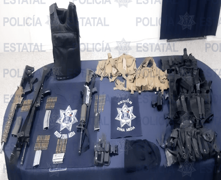 Detuvieron a tres sujetos como probables responsables de los delitos de portación de arma de fuego, cartuchos útiles y equipo táctico.