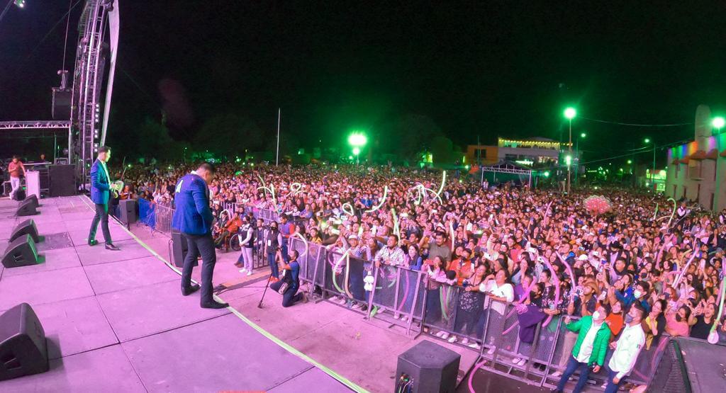 Asistentes a presentación de La Arrolladora no dejaron de cantar los éxitos del momento de la agrupación