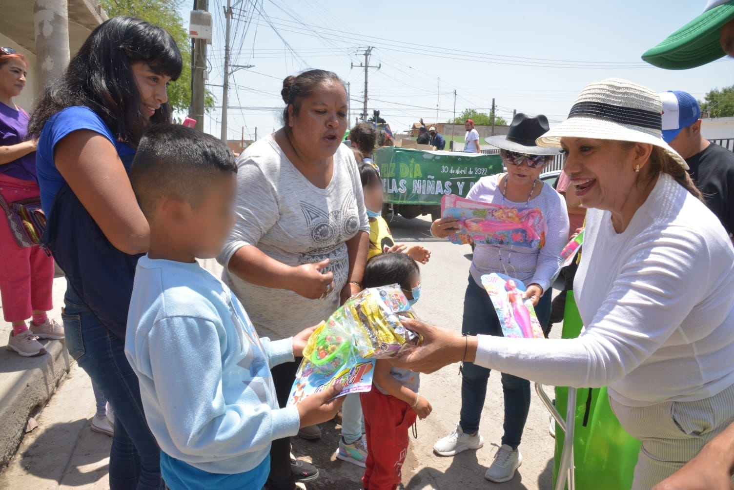 La jefa de gobierno en compañía de personajes animados llenaron de sonrisas y alegría las colonias visitadas.