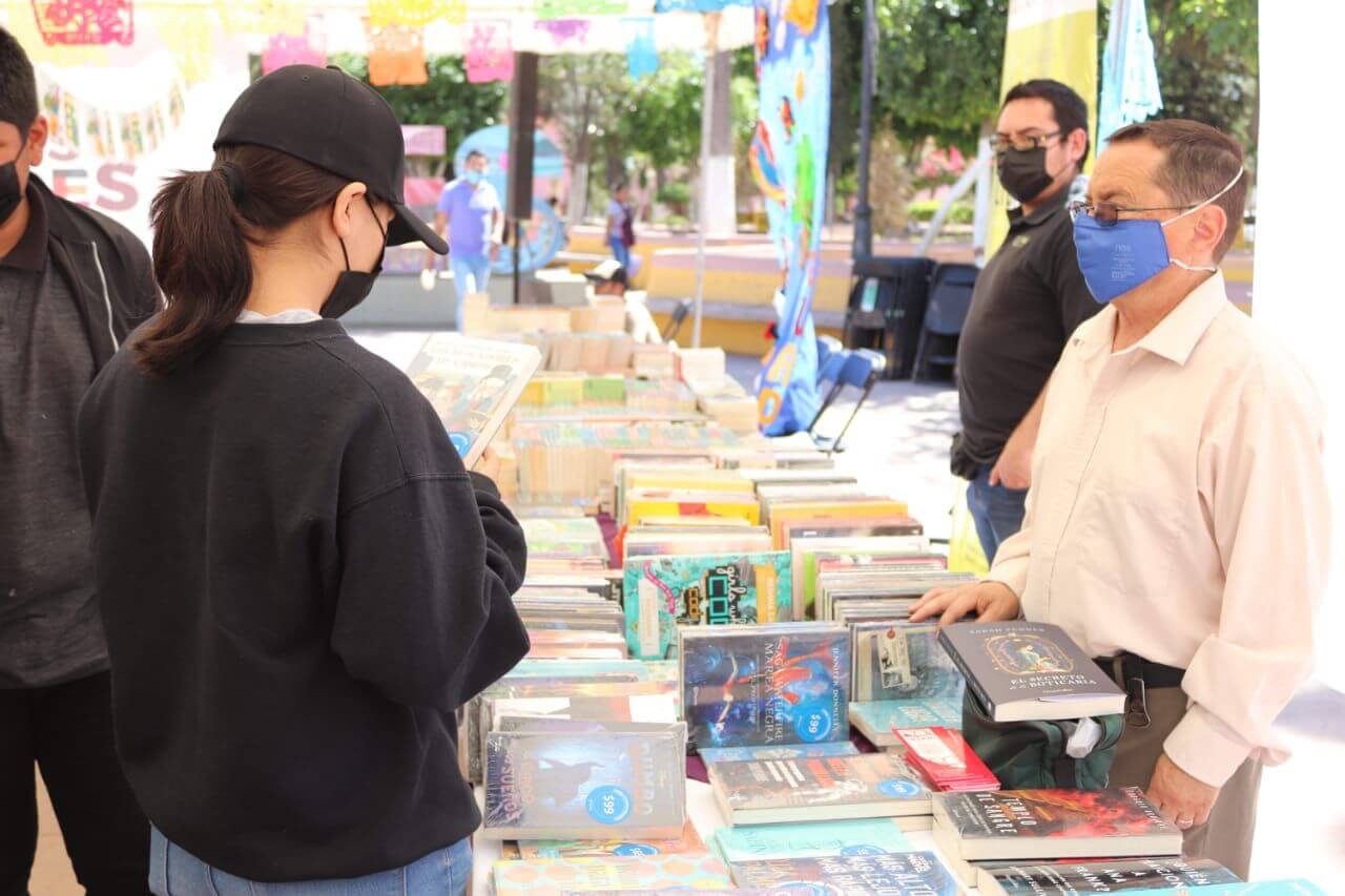 En el jardín principal en donde se llevó a cabo la Feria del Libro se tuvo la participación de un grupo de escolares