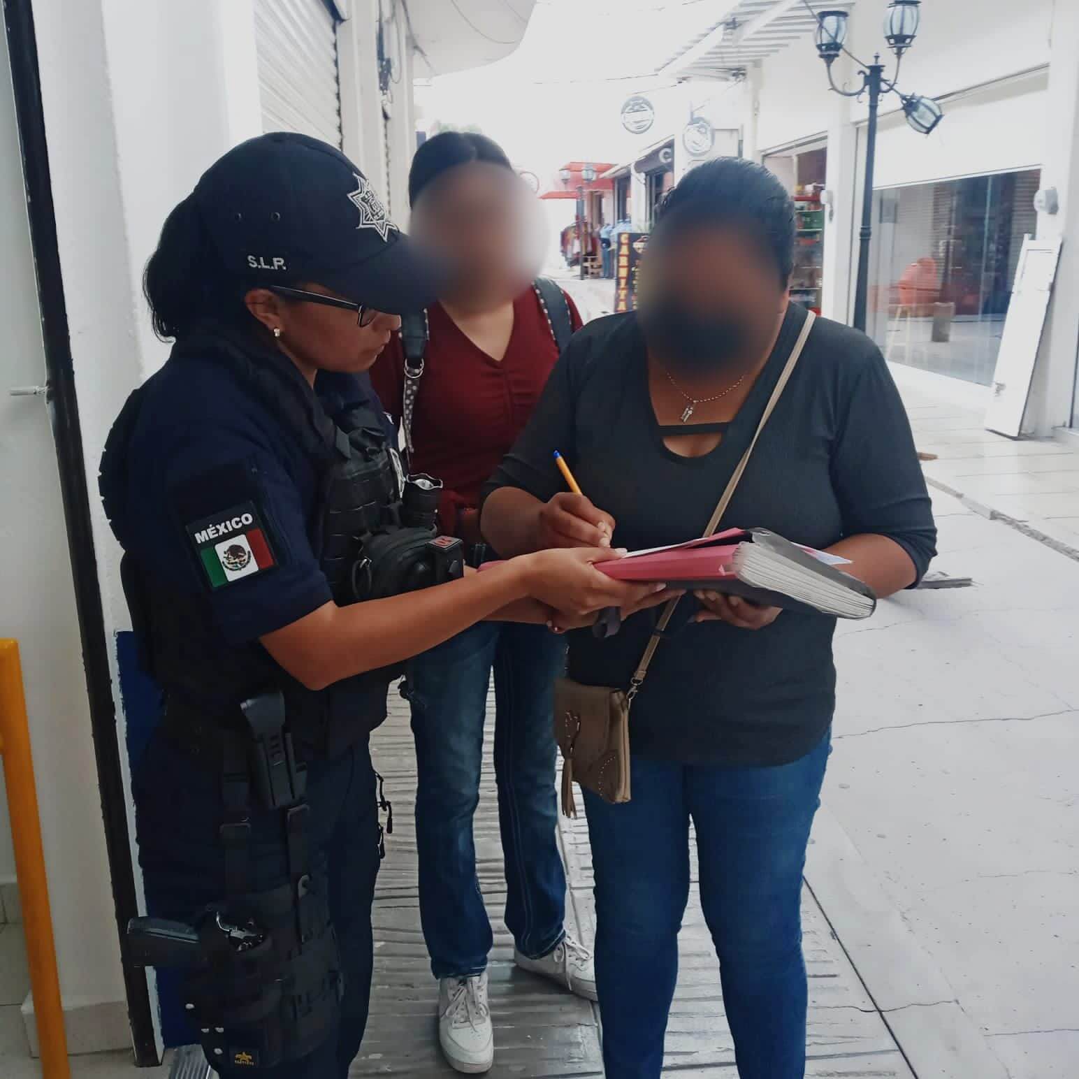 Agentes policíacos acudieron también a su espacio de trabajo en donde indagaron que la víctima había activado un chip telefónico extra