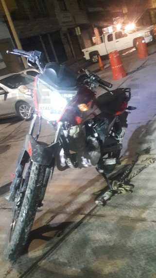 Agentes de la Guardia Civil Estatal (GCE) detuvieron a un hombre por tripular una motocicleta con reporte de robo vigente.