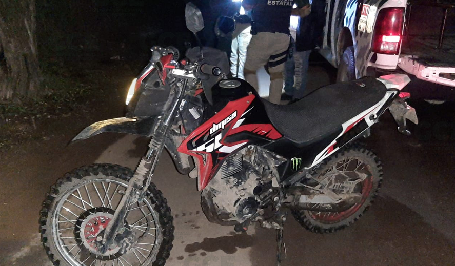 Un hombre fue detenido luego de ser sorprendido conduciendo una motocicleta que portaba una placa sobrepuesta.