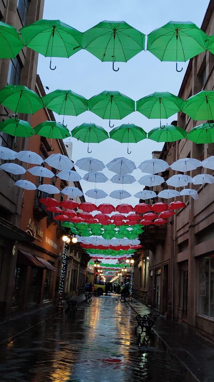 El emblemático pasaje Zaragoza de la ciudad de San Luis Potosí luce nueva decoración, cubierto con paraguas con los colores patrios