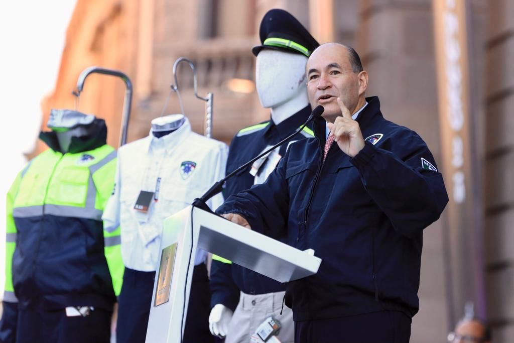 Enrique Galindo hizo entrega de 1300 uniformes y equipamiento al personal de la Secretaría de Seguridad y Protección Ciudadana