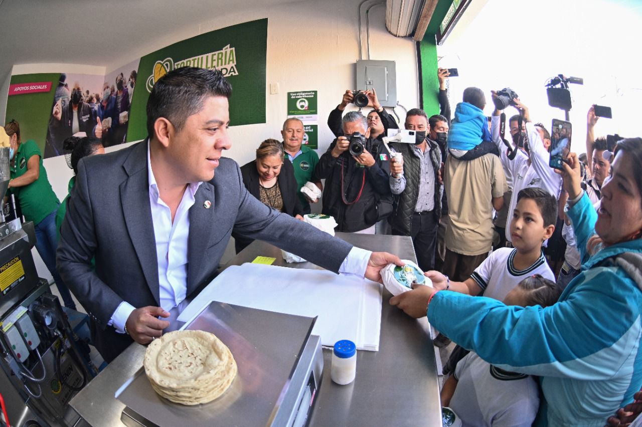 Luego de la entrega de la tortillería subsidiada en la colonia Las Flores, beneficiarias agradecieron los apoyos sociales