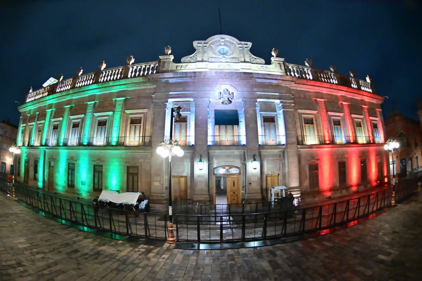 CON INNOVADORA DECORACIÓN GOBIERNO DEL CAMBIO ADORNA EDIFICIOS CON MOTIVO DEL MES PATRIO