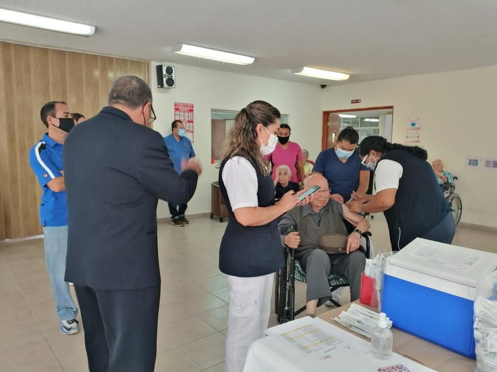 Se prioriza a menores de 5 años y adultos mayores de 60 años, embarazadas, personas con comorbilidades, anunció el secretario de Salud