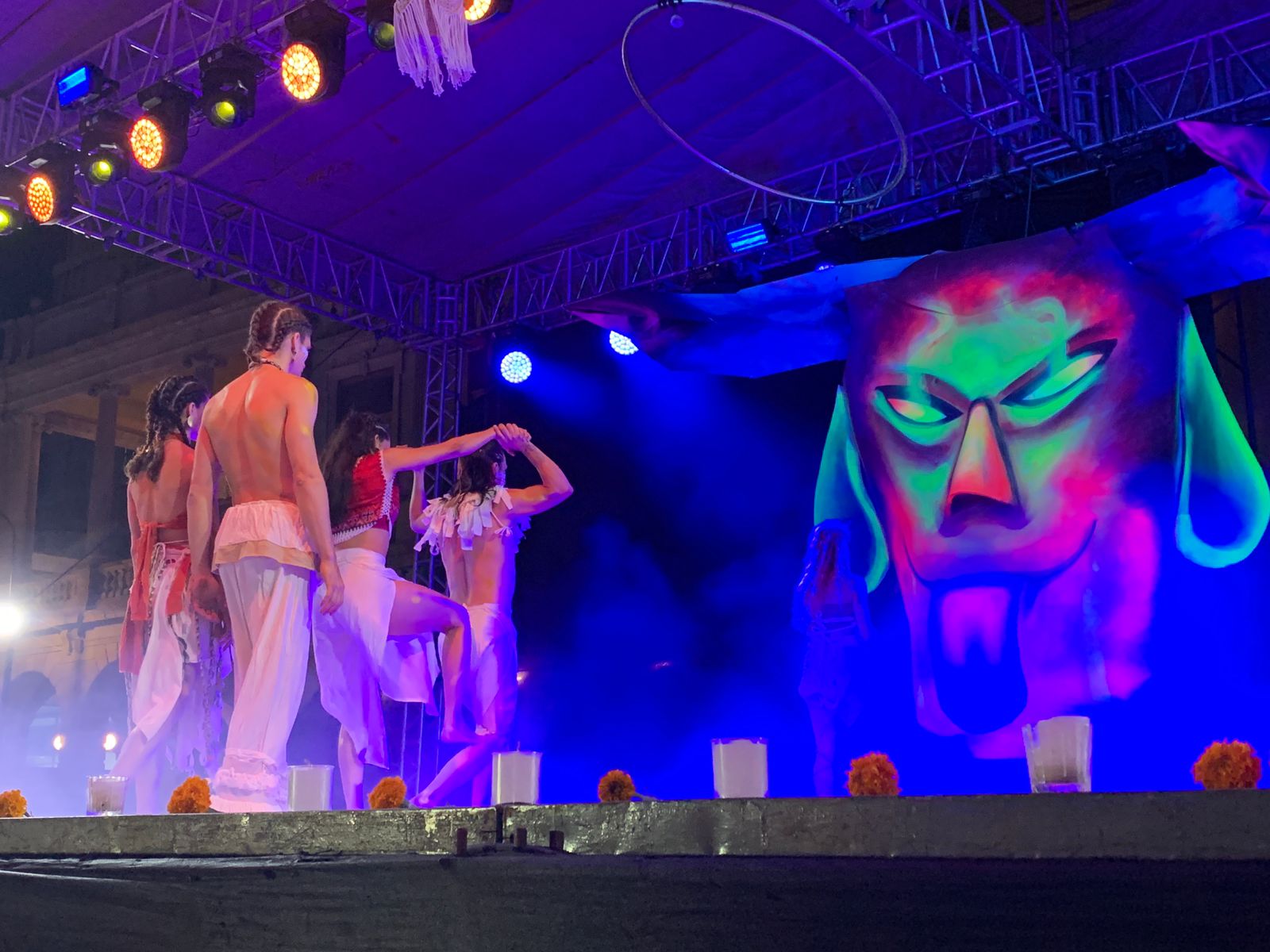 Las comparsas tradicionales se presentaron a un tiempo en Plaza de los Fundadores, Jardín de San Francisco y Plaza del Carmen.