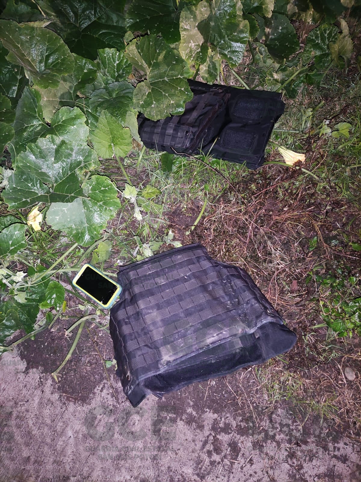 Agentes de la Guardia Civil Estatal (GCE) aseguraron equipo táctico, un arma de fuego y dos equipos de telefonía celular.