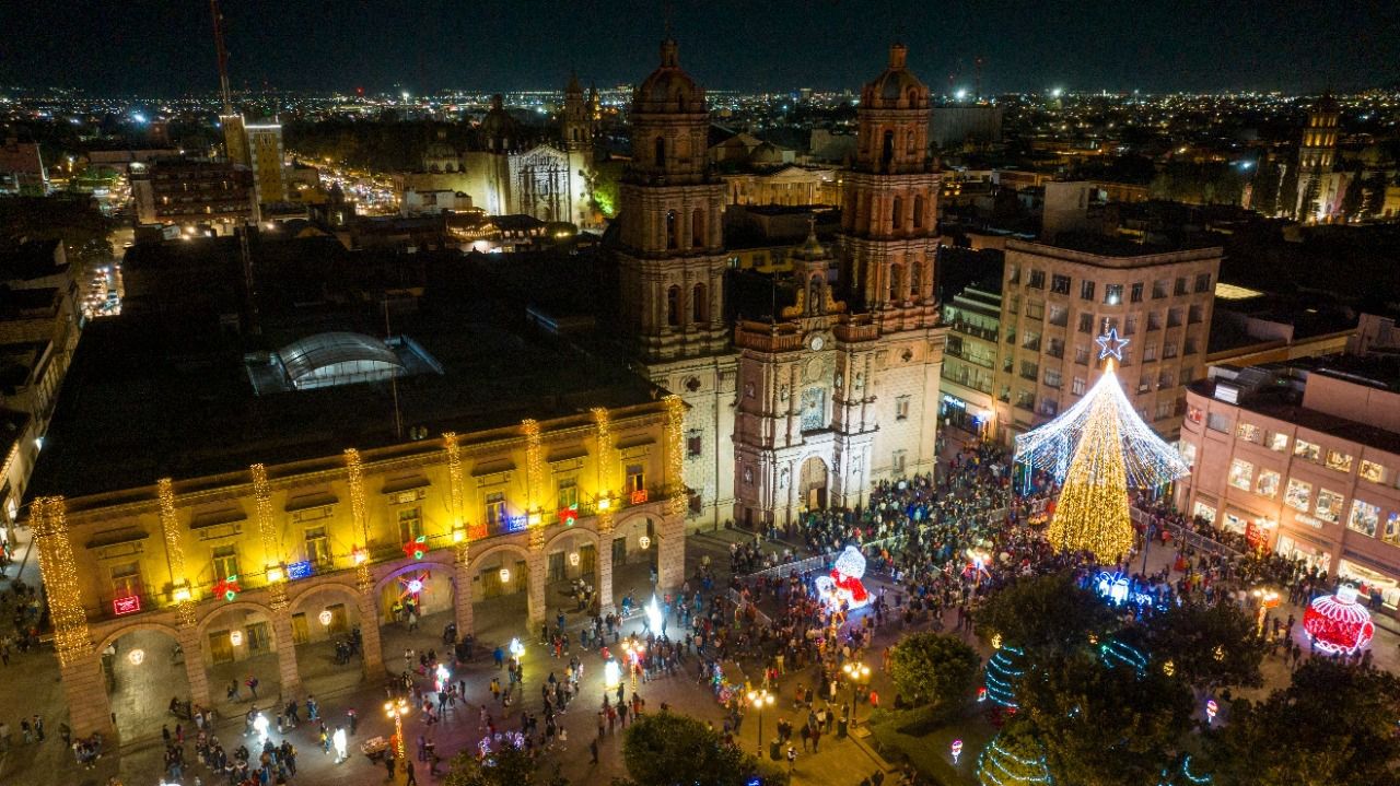 Encendido de árbol navideño y Palacio Municipal alegra a familias potosinas