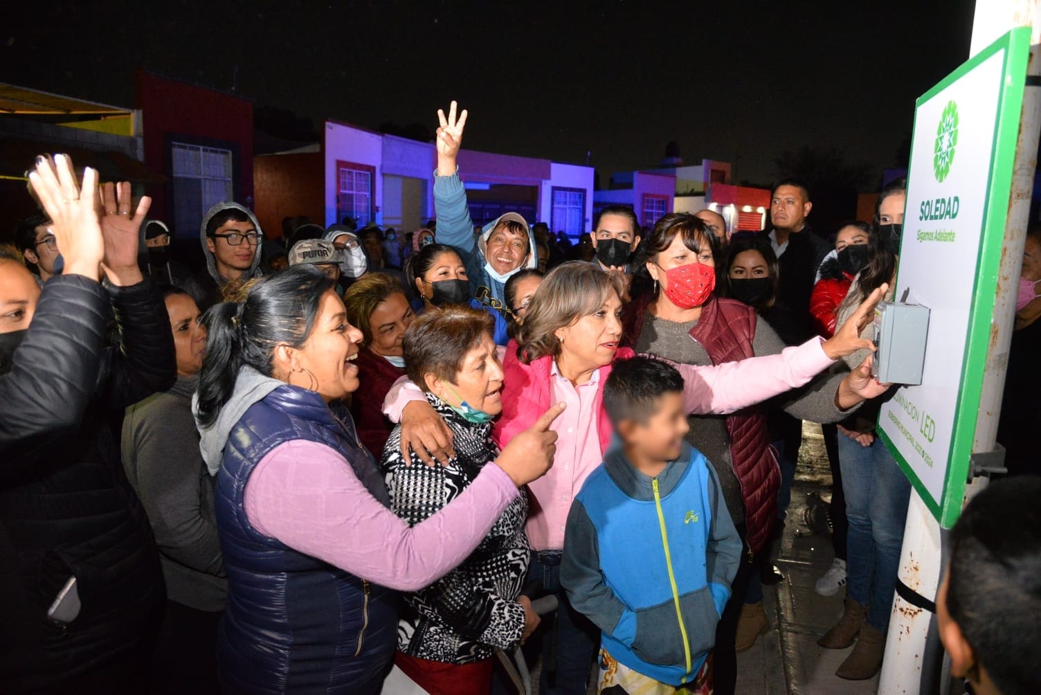 Leonor Noyola Cervantes, realizó el encendido de luminarias tipo LED en el Fraccionamiento San Gabriel