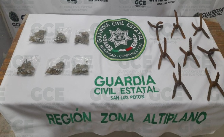 Aseguran droga y “poncha llantas” en vehículos abandonados, en Matehuala 