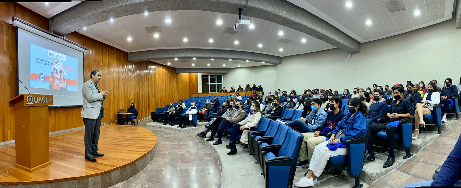 Un grupo de de estudiantes de diversas Facultades de la UASLP forman parte del contingente que participan en el programa de movilidad