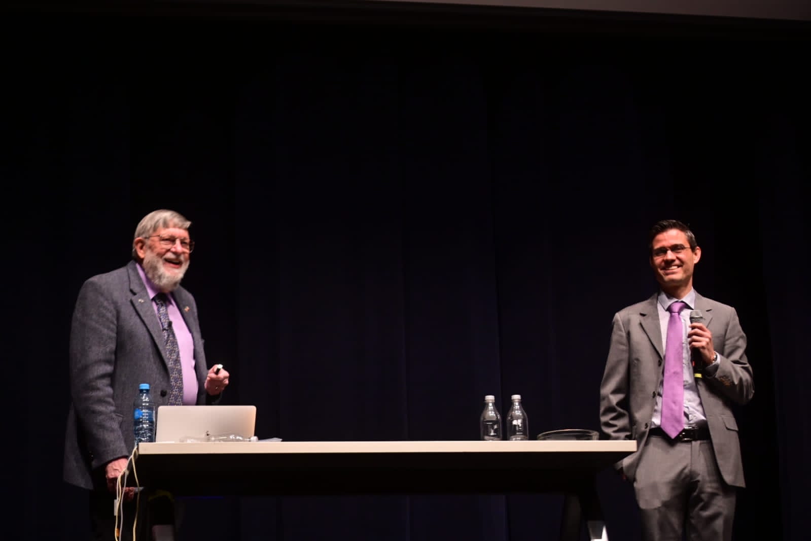 Dr. William Daniel Phillips, presentó ante cientos de jóvenes, la conferencia "Time, Einstein and the coolest stuff in the universe".