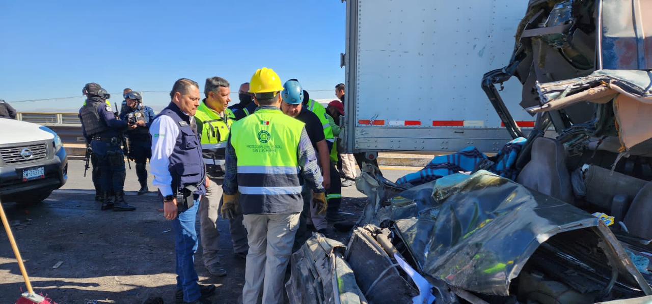 Cuatro menores resultaron lesionados, cuatro adultos con fracturas en distintas partes del cuerpo y una persona fallecida en el lugar