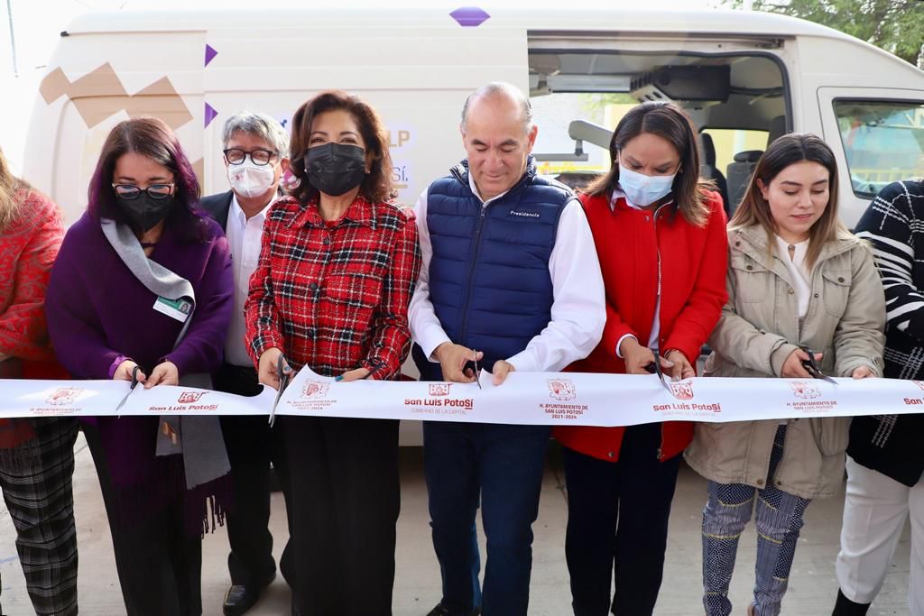 La Presidenta del Sistema, Estela Arriaga, inauguró la unidad móvil dental que recorrerá escuelas municipales.