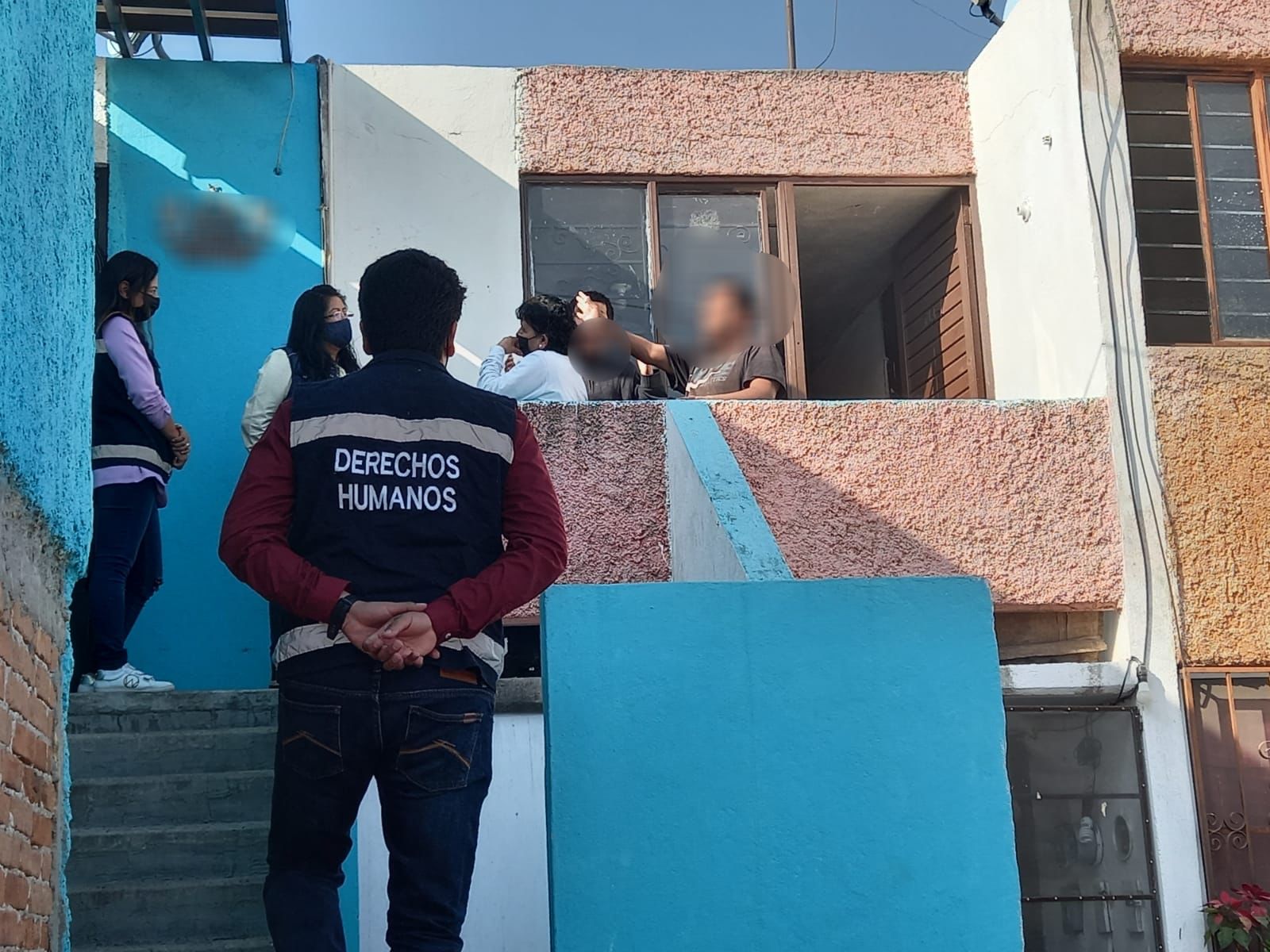 Junto con la Coordinación de Derechos Humanos, supervisa limpieza y fumigación de la casa de dos hermanos.