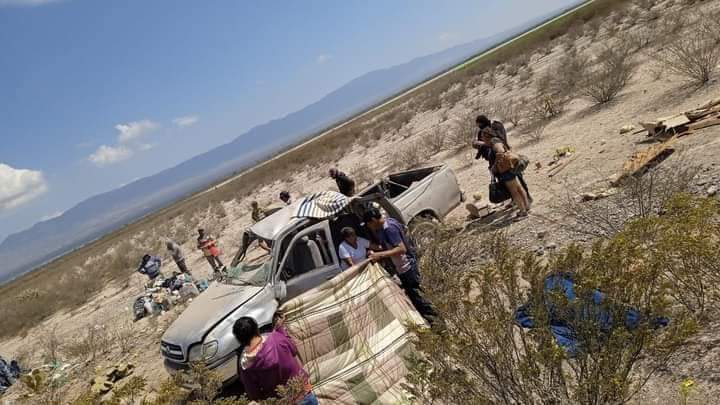 Mueren dos mujeres y ocho personas resultan lesionadas tras volcadura en Real de Catorce