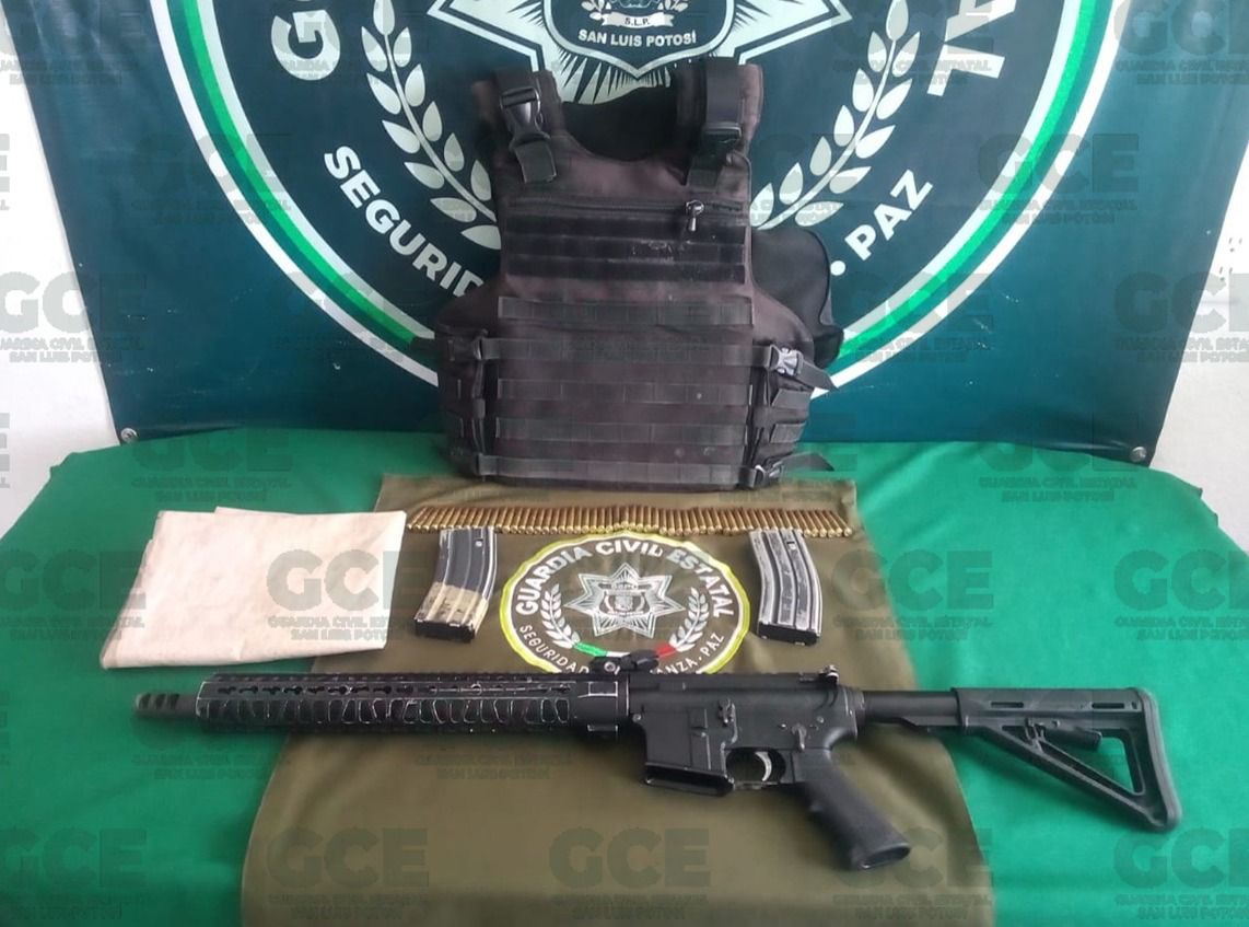 Agentes de la Guardia Civil Estatal aseguraron un fusil de asalto y equipo táctico en el Ejido Santa Elena.