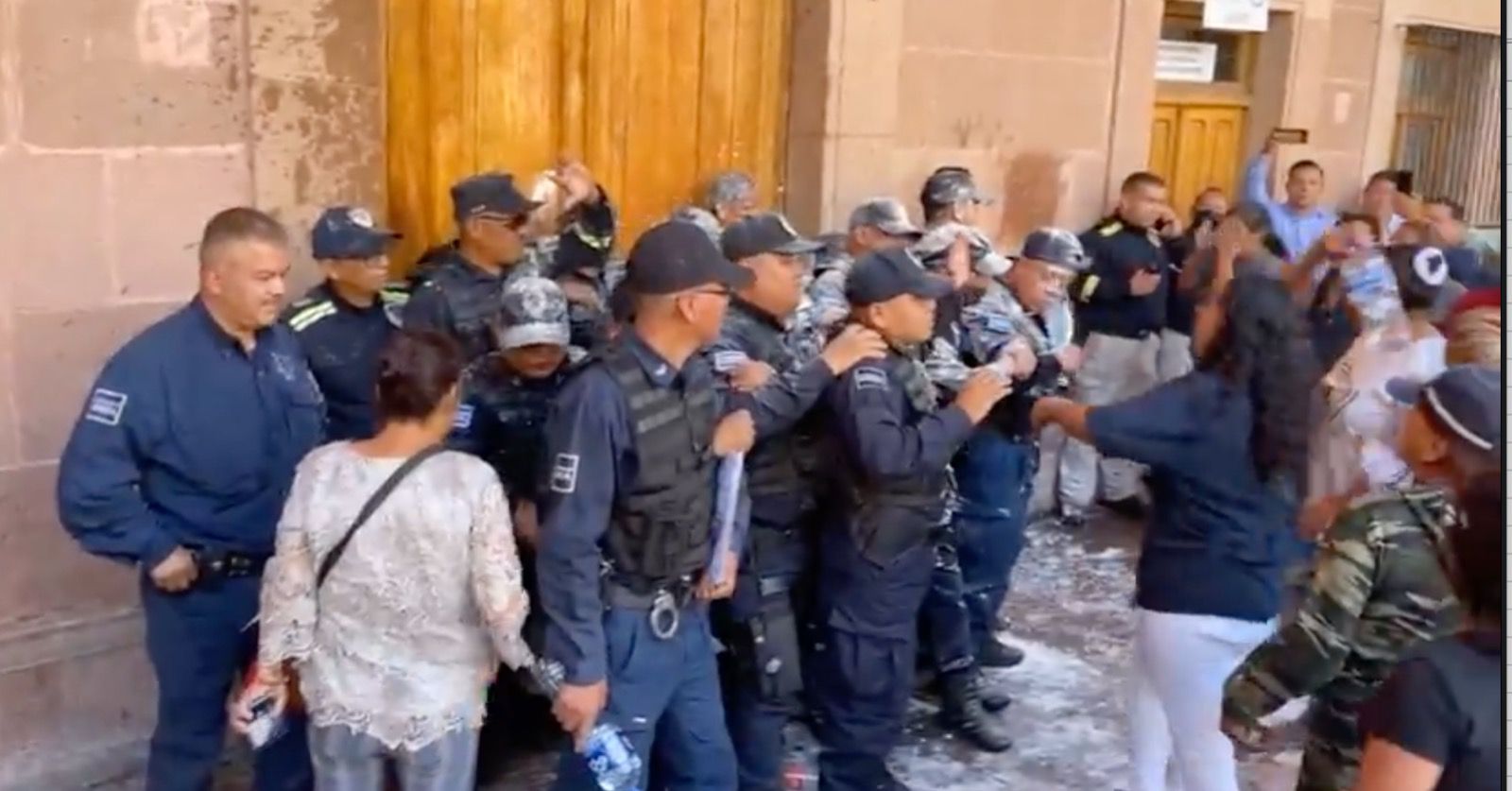 Hay cuatro mujeres policías lesionadas por estas agresiones, mismas que fueron atendidas y se encuentran bien de salud.