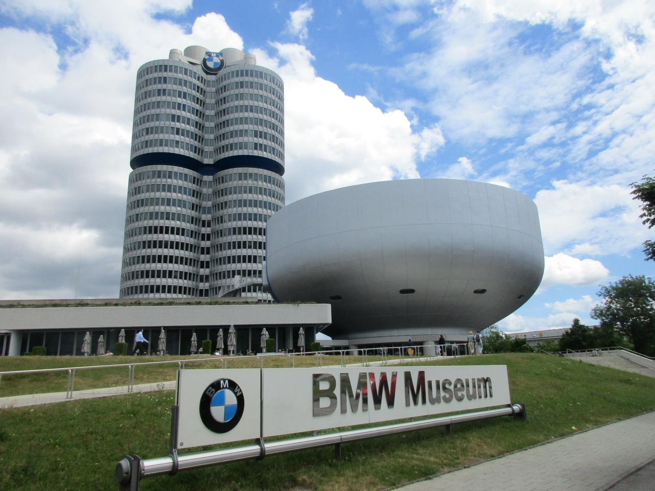 Mandatario potosino firma convenio con directivos de la compañía en las oficinas centrales de BMW en Alemania 