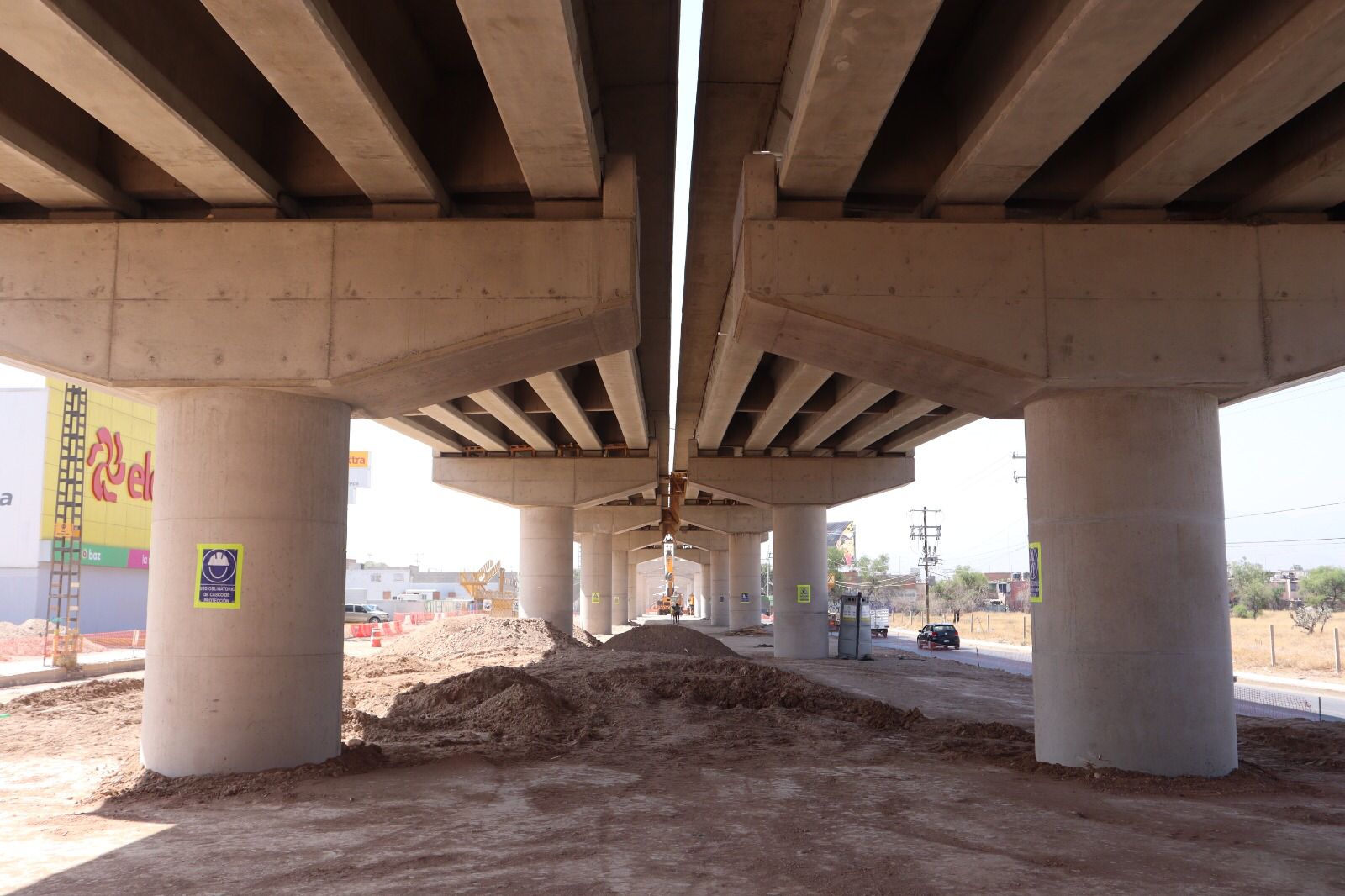 La funcionaria anunció que en próximos días se retirará el puente peatonal antiguo que cruzaba por Circuito Potosí