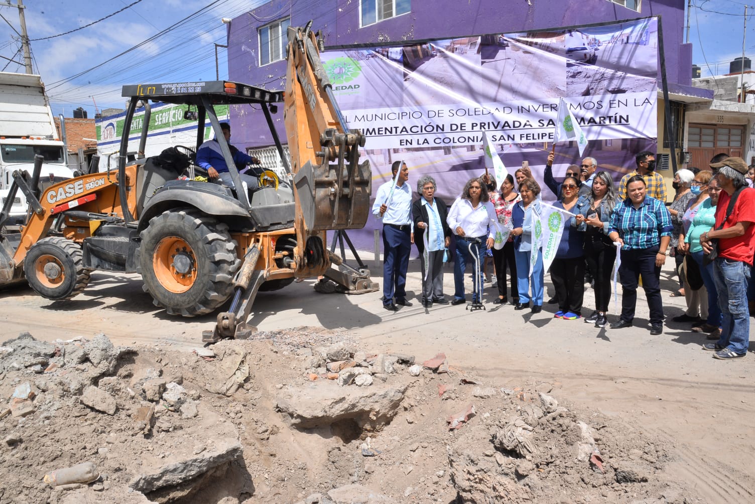 Cardona Reyna así como de otros integrantes, dio arranque a los trabajos de pavimentación en la privada San Martín de la Colonia San Felipe.