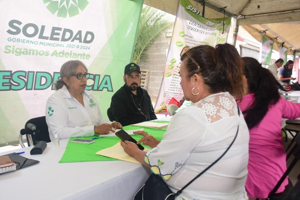 Durante la cuadragésima cuarta edición se realizó la entrega de sillas de ruedas para apoyar a la población vulnerable.