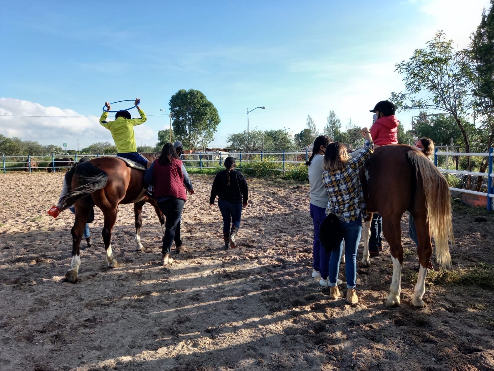 En el Centro de Desarrollo Comunitario Maravillas se brinda terapia por medio de caballos a pacientes con espectro autista