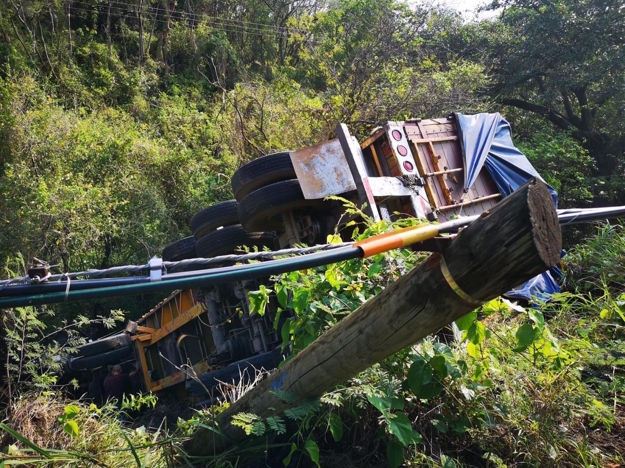 Trailer cae a barranco en la carretera Valles-Tampico